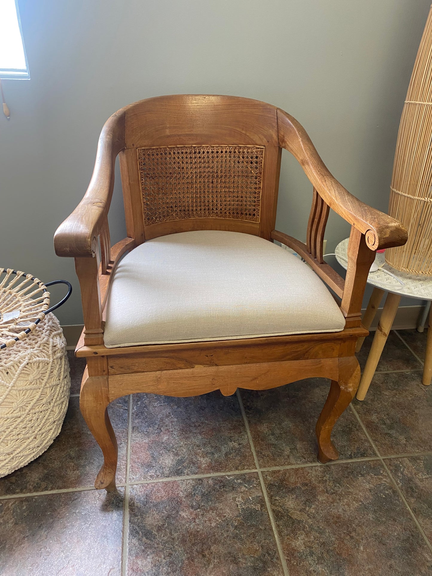 Chaises antiques en bois et lin