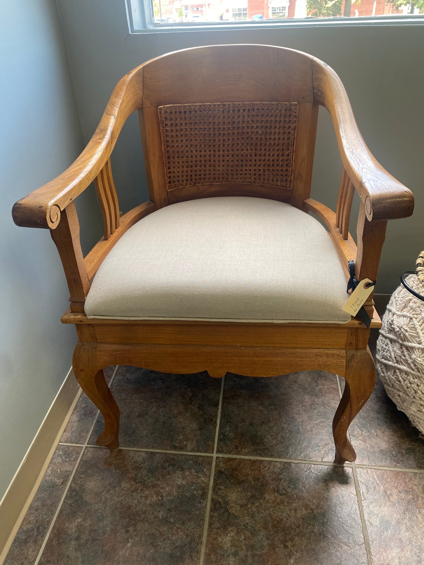 Chaises antiques en bois et lin