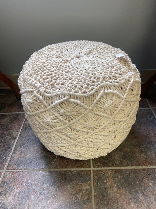 Appui pieds (pouf) en macramé