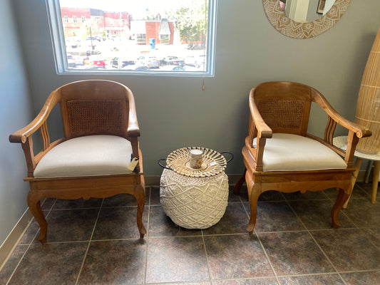Chaises antiques en bois et lin
